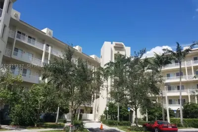 3500 Oaks Clubhouse Dr #211 1