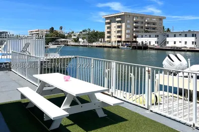 8271 Crespi Blvd #2 1