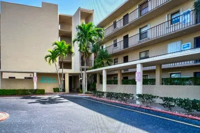 890 N Federal Highway #102 1