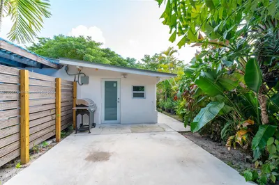 565 NW 127th St 0 1