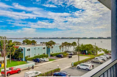 1502 S Lakeside Drive ##401 1
