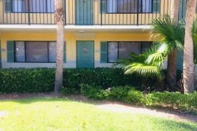 1605 Meadows Circle W #1605 1