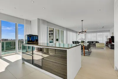 10101 Collins Ave #7A 1