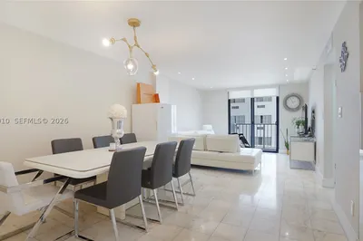 4301 Collins Ave #403 1