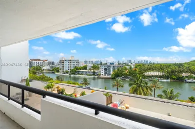 2555 Collins Ave #706 1