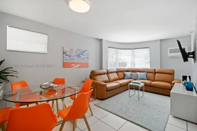 3030 Collins Ave #2H 1