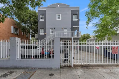 1421 SW 3rd St #203 1