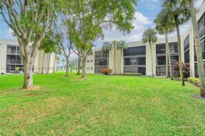 5220 Las Verdes Cir #202 1