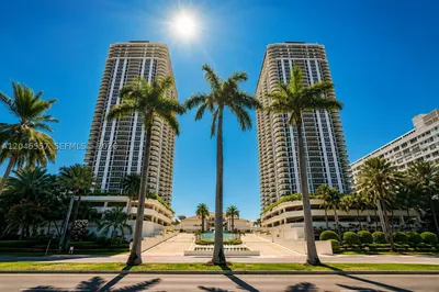 4775 Collins Ave #2407 1