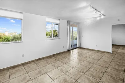 7800 Collins Ave #401 1