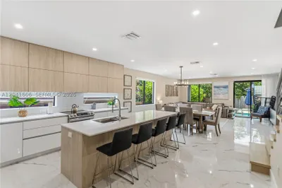 809 SW 10th Ter 1
