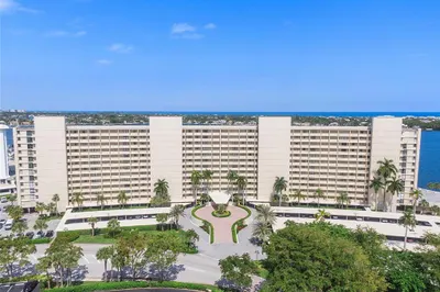 136 Lakeshore Dr #10 1