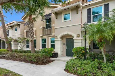 3 Bedroom Townhouse w attached garage