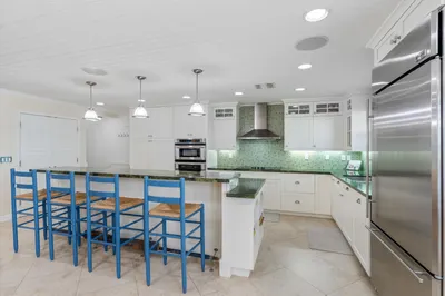 Chef?s Kitchen w/Island Dining