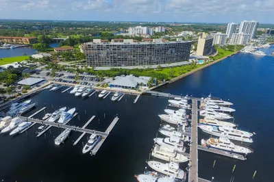 124 Lakeshore Drive #4300 1