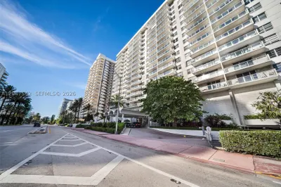 5701 Collins Ave #1415 1