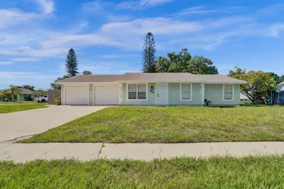 303 NE Solida Circle 1