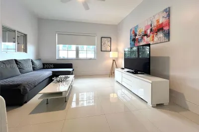 1100 Collins Ave #303 1
