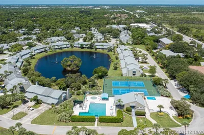 663 NE Wax Myrtle Way 1