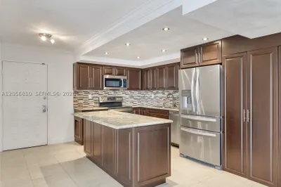 6061 Collins Ave #15D 1