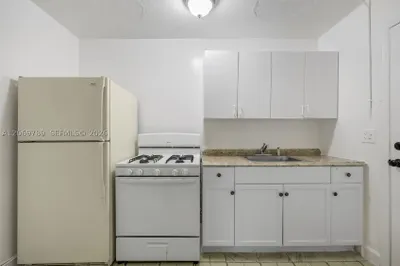 126 SW 18th Ave #4 1