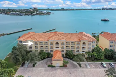 20 Harbour Isle Drive #Ph02 1