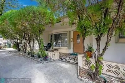 1109 NE 4th Ct 1