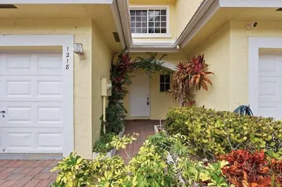 Front Entry Detail-005-011-666x444