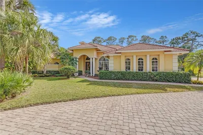 113 NE Charleston Oaks Drive 1