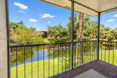 305 Lakeview Dr #204 1