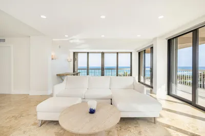Direct ocean front living room