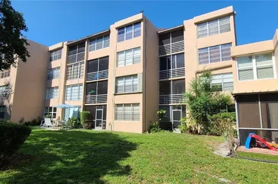 9410 Live Oak Pl #109 1
