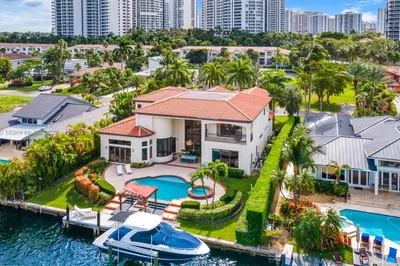 318 Holiday Dr 1