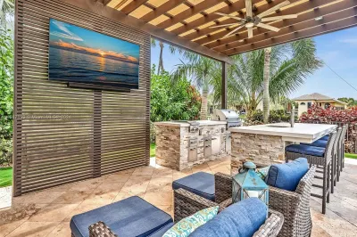 Outdoor oasis! Perfect for game days!