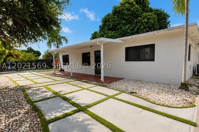 1120 E 6th Ct 1