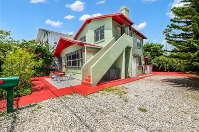 569 SW 5th St 1