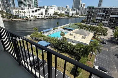 600 Parkview Dr #818 1