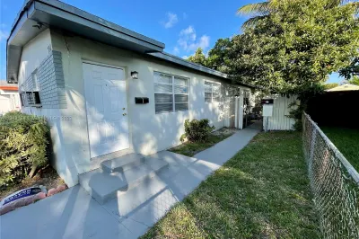 732 NW 4th St 1
