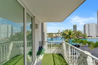 7133 Bay Dr #305 1