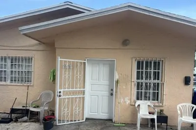255 NW 27th Court 1