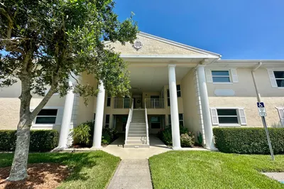 600 E Lake Jasmine Circle #203 1