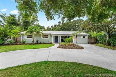 502 SE Edgewood Drive 1