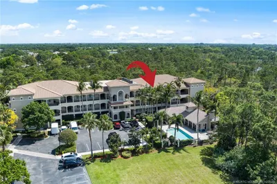 Penthouse in the 3-story building at Willoughby Tr