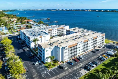 1502 S Lakeside Drive #305 1