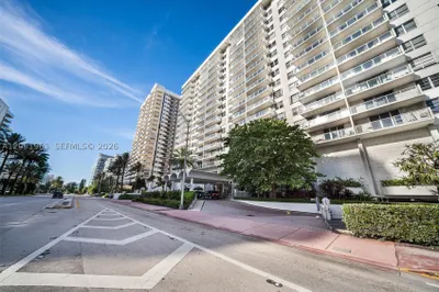 5701 Collins Ave #1415 1
