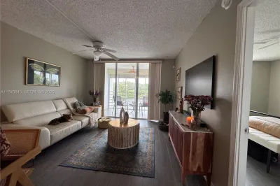 9450 Poinciana Pl #405 1