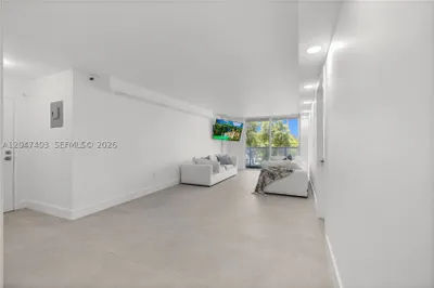 2457 Collins Ave #201 1