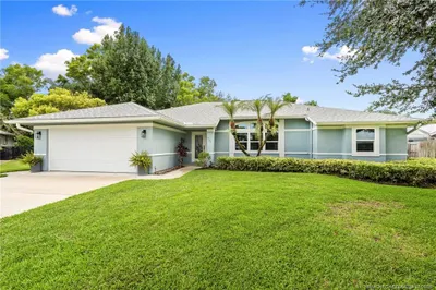 530 SE Woods Edge Trail 1