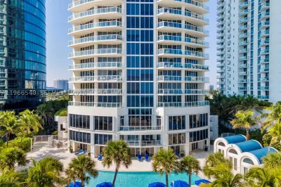 18671 Collins Ave #404 1