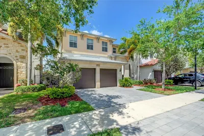 10555 NW 69th Ter 1